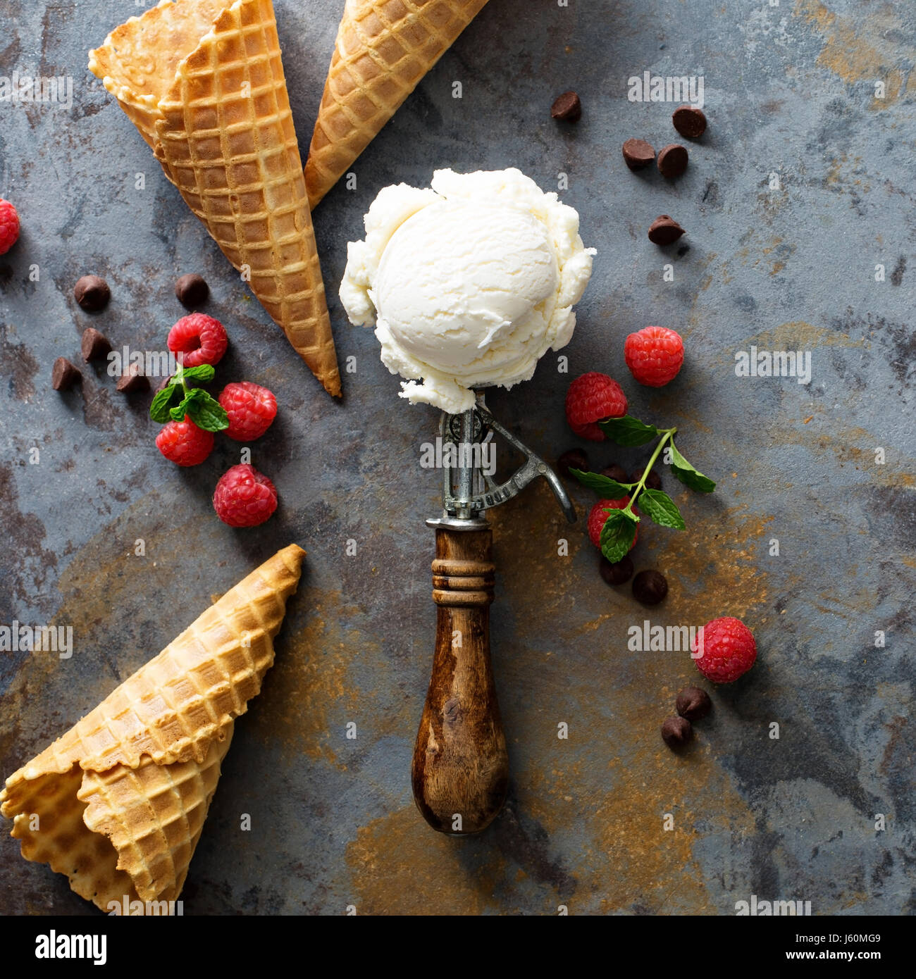 Vanille-Eis-Kugel in einem Löffel Stockfoto