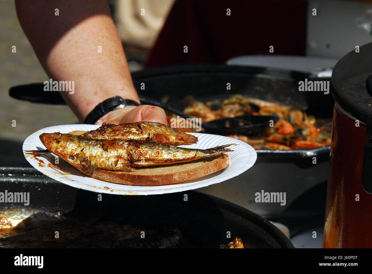 Brot Teller Essen Gericht Mahlzeit Sardine gebraten Fisch Gericht portugiesisches Brot Teller Essen Stockfoto