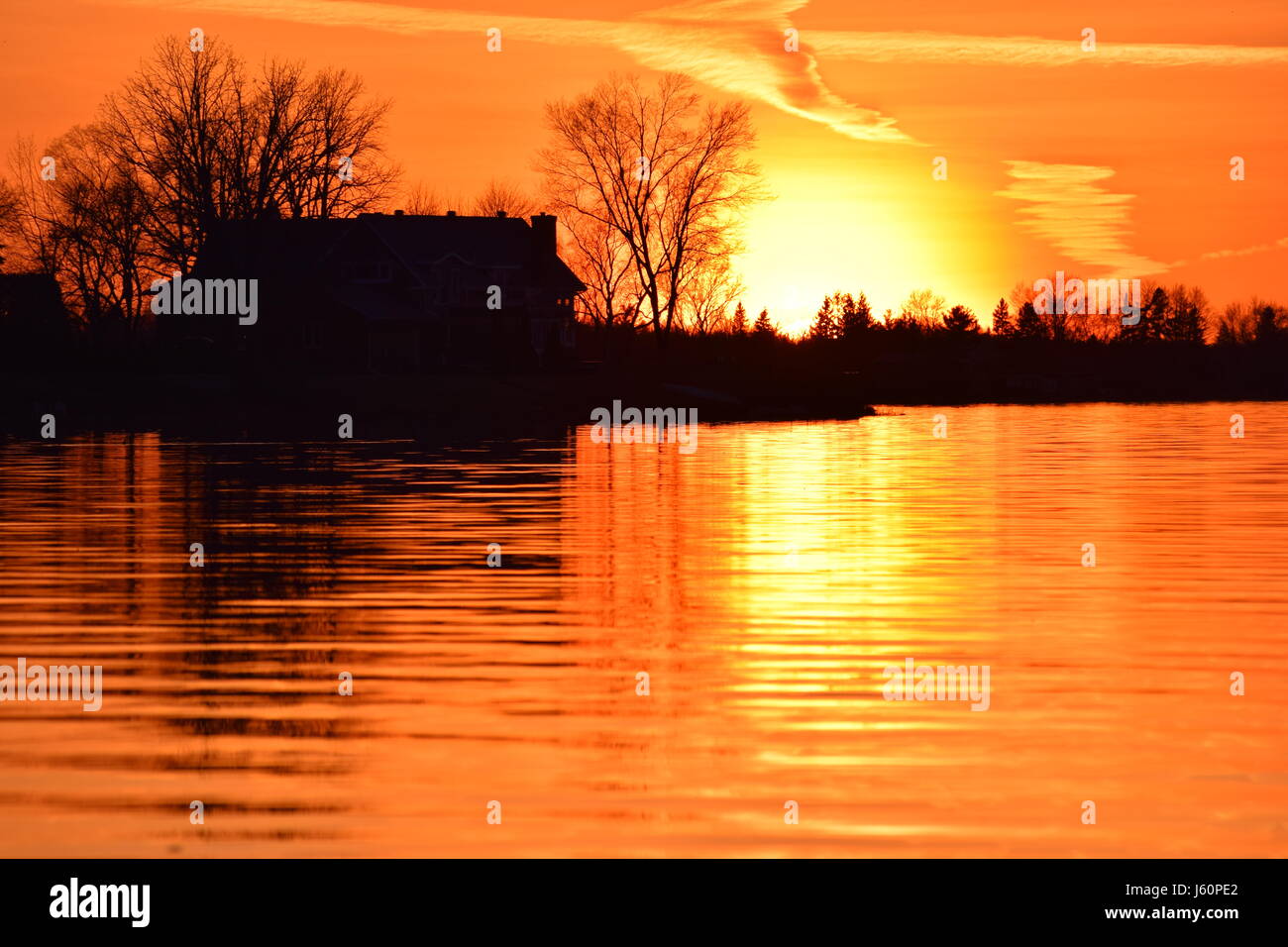 Sonnenuntergang über dem Ottawa River. Stockfoto