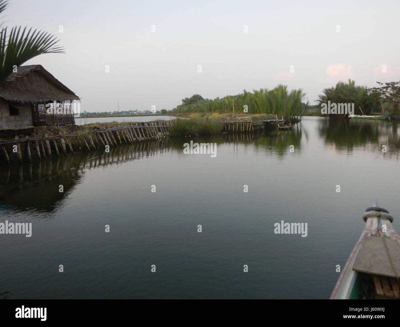 Dieses Bild zeigt einen wunderschönen Sonnenuntergang über den Städten Calero, Panasahan, Malolos, San Jose und Paombong in Bulacan. Die Region ist bekannt für ihre malerische Landschaft und ihre ruhige Umgebung. Stockfoto