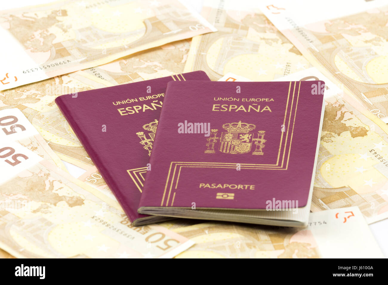 Spanischen Pass mit europäischen Union Banknoten als Hintergrund Stockfoto