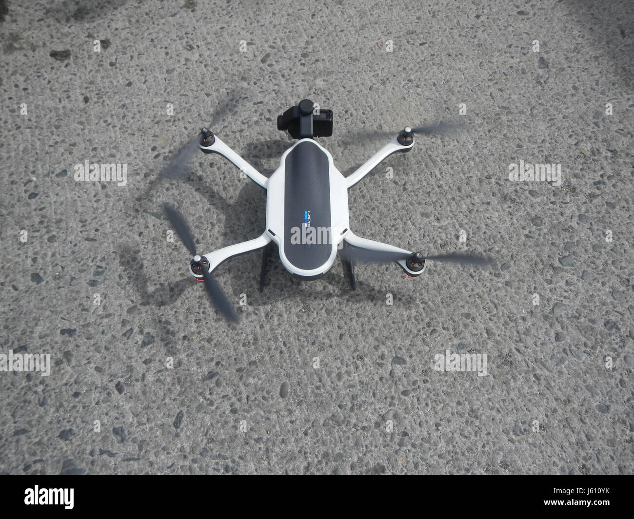 Die GoPro Karma ist eine Drohne von GoPro, die für Luftaufnahmen und Videoaufnahmen entwickelt wurde. Es verfügt über eine stabilisierende Technologie, ein kompaktes Design und Kompatibilität mit GoPro Kameras, um das Filmerlebnis sowohl für Amateure als auch für Profis zu verbessern. Stockfoto