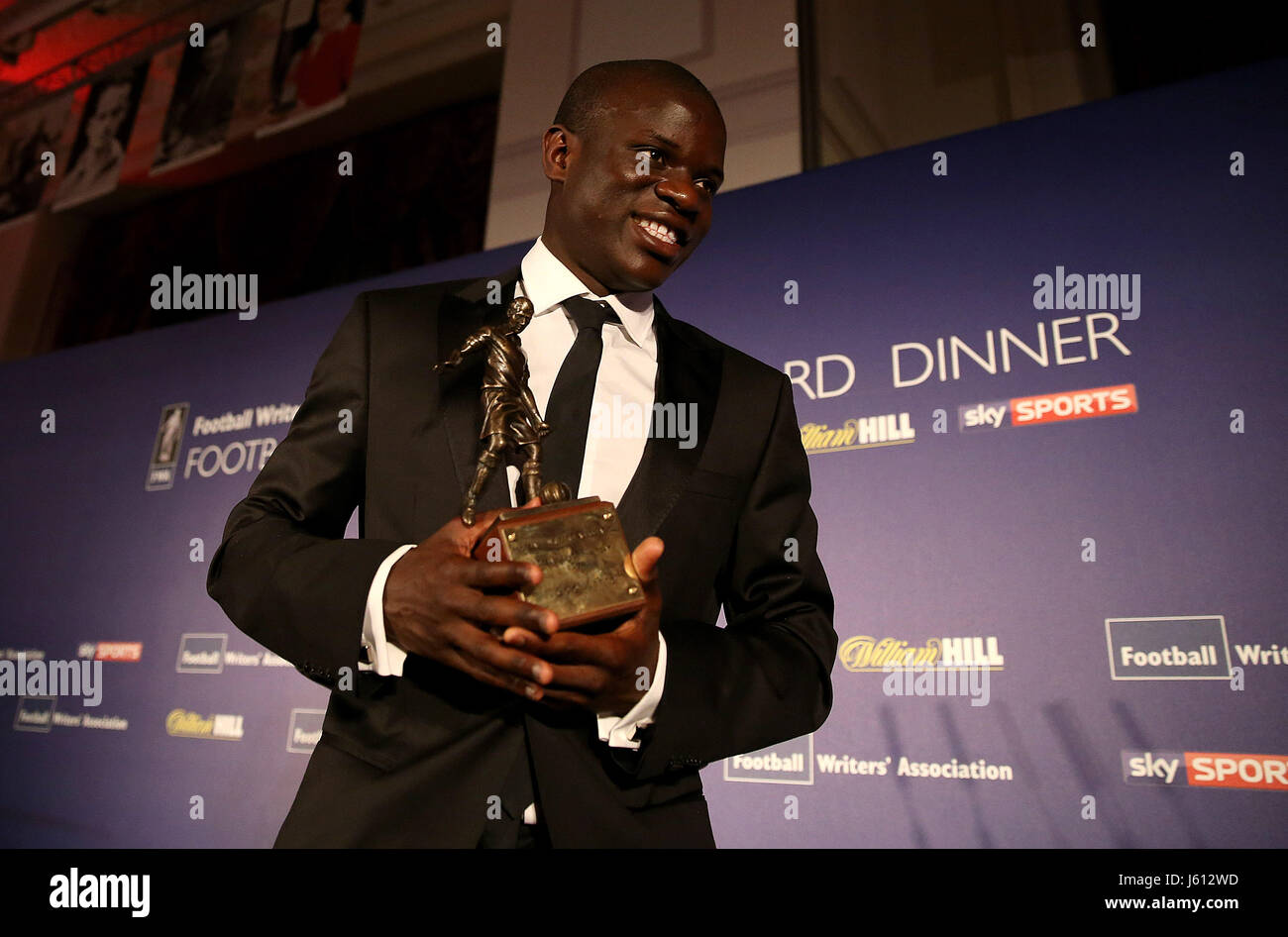 Chelseas N'Golo Kante nach seiner Rede nach dem Sieg der Fußballer des Jahres während der FWA Fußballer des Jahres Dinner im The Landmark Hotel, London. Stockfoto
