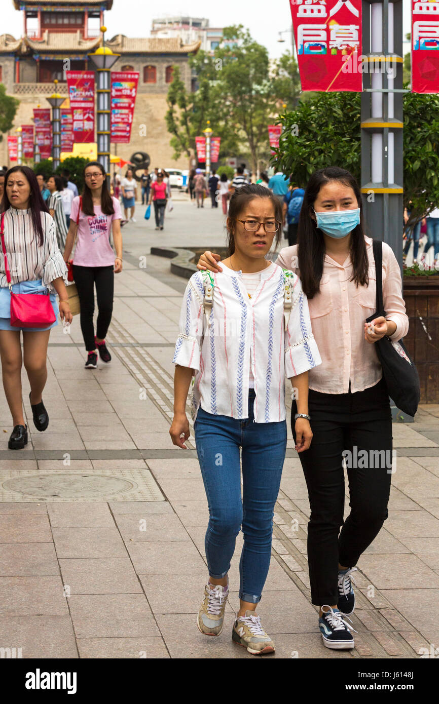 Chinesin mit Gesichtsmaske, Yinchuan, Ningxia, China Stockfoto