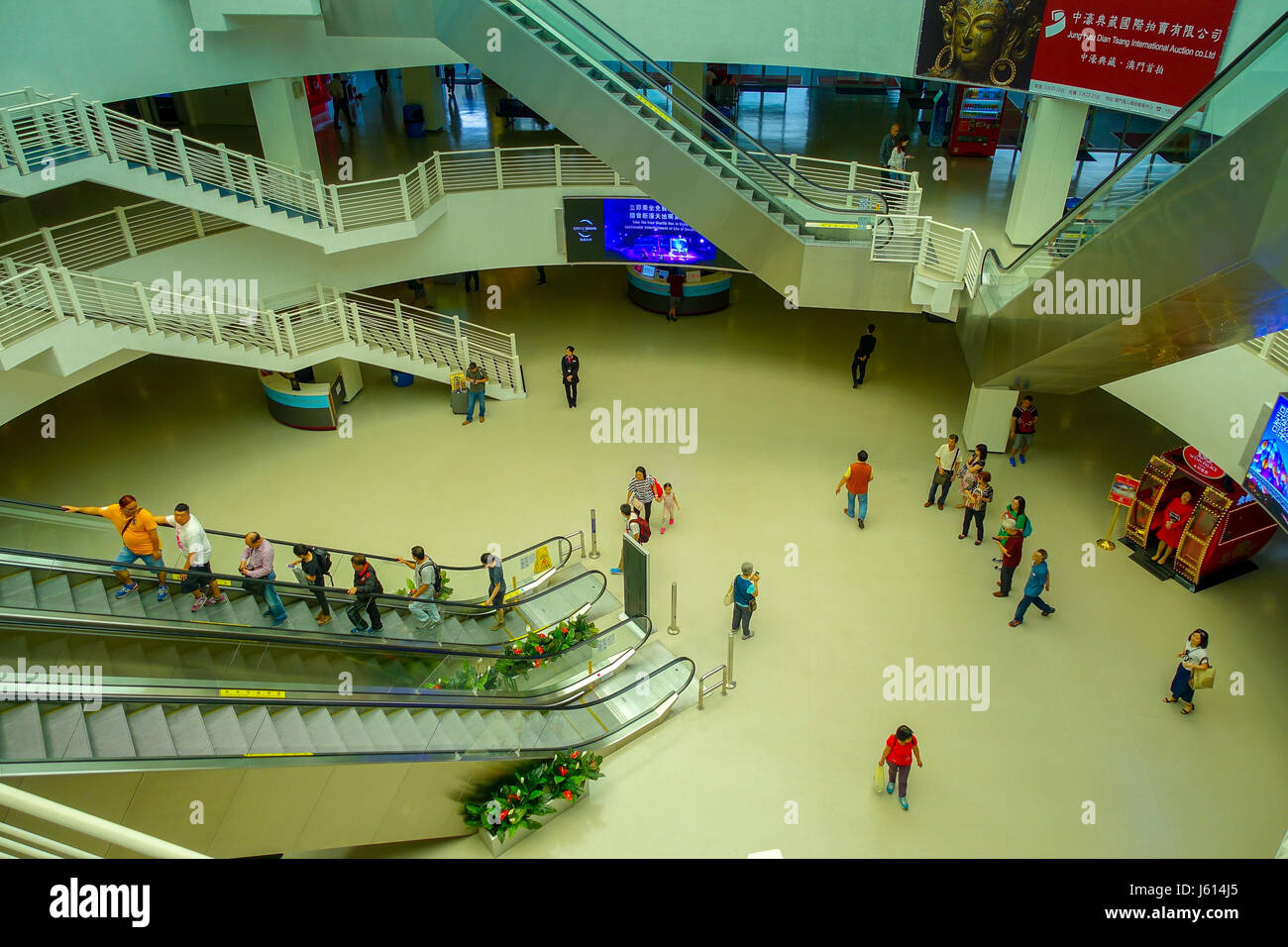 Macao, CHINA - 11. Mai 2017: ein unbekannten Menschen zu Fuß innerhalb der Macau Ferry Terminals Stockfoto
