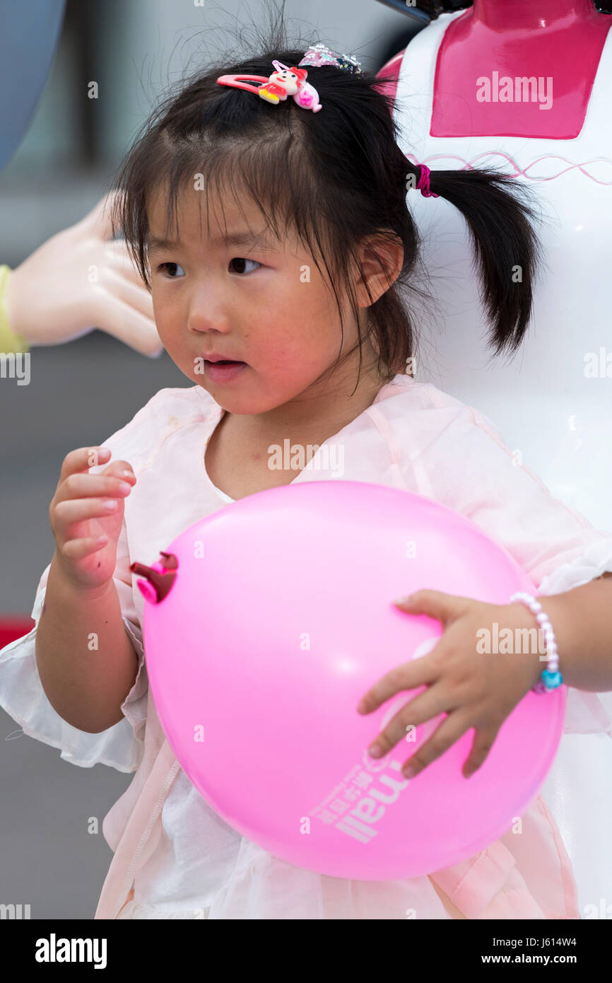 Chinesin mit Ballon, Yinchuan, Ningxia, China Stockfoto