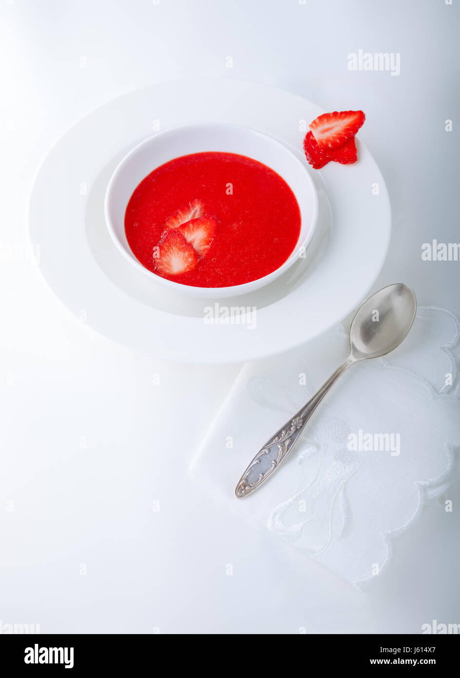 Erdbeer-Suppe mit weißen Serviette auf dem Tisch. Stockfoto