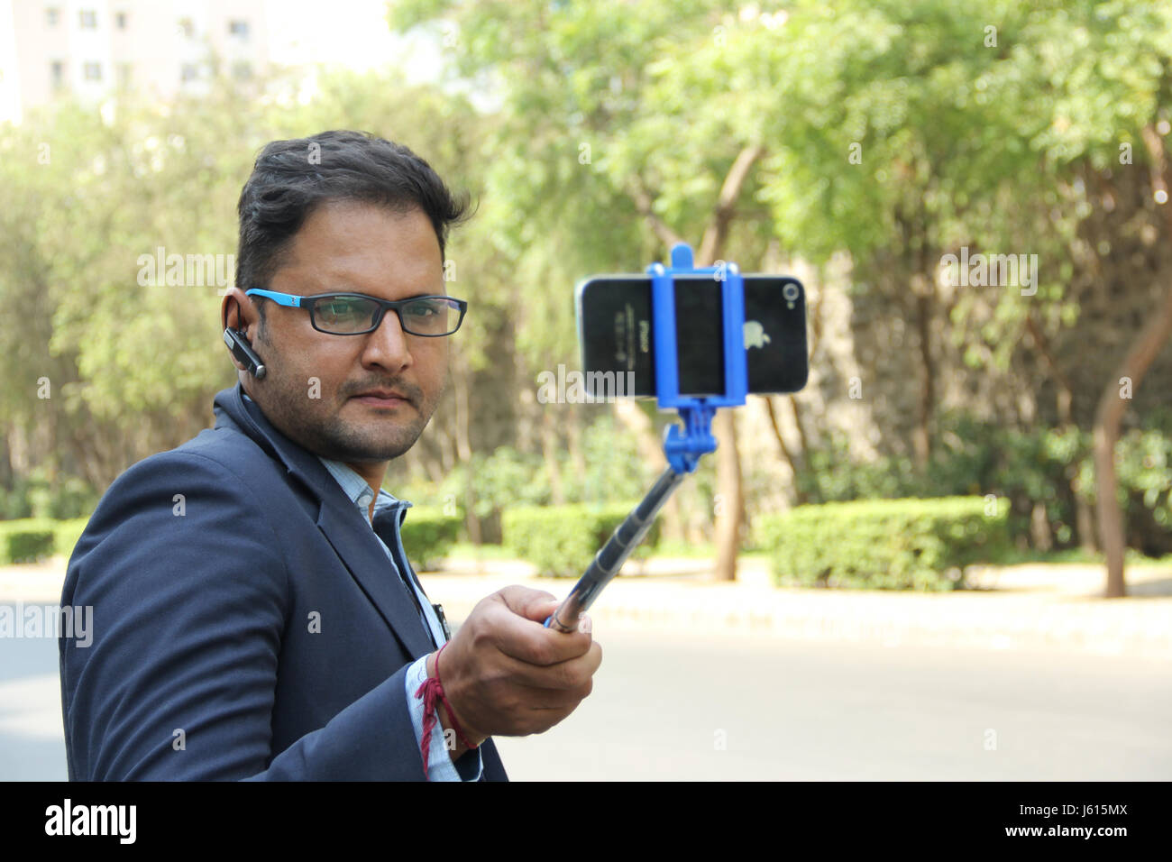 Junge indische Unternehmen Mann im Anzug nehmen Selfie mit Selfie stick Stockfoto