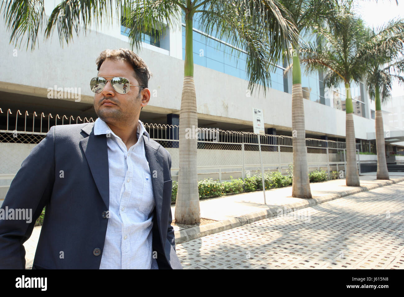 Junge indische corporate Business-Mann mit Brille Stockfoto