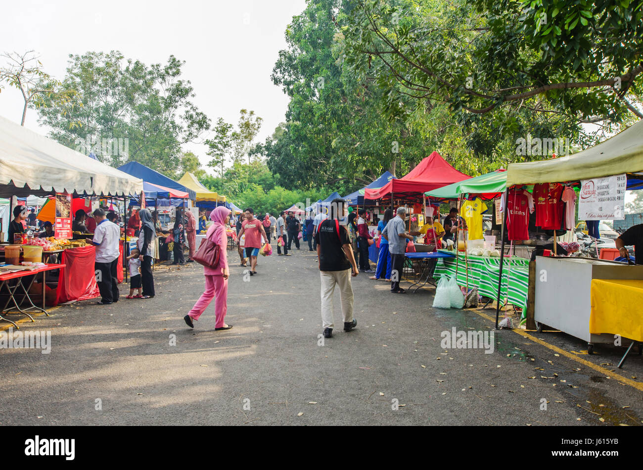 Kuala Lumpur, Malaysia - 23. Juli 2014 Menschen gesehen kann zu Fuß und kaufen Lebensmittel Drumherum der Ramadan Bazaar für Muslim zu brechen schnell du hergestellt Stockfoto