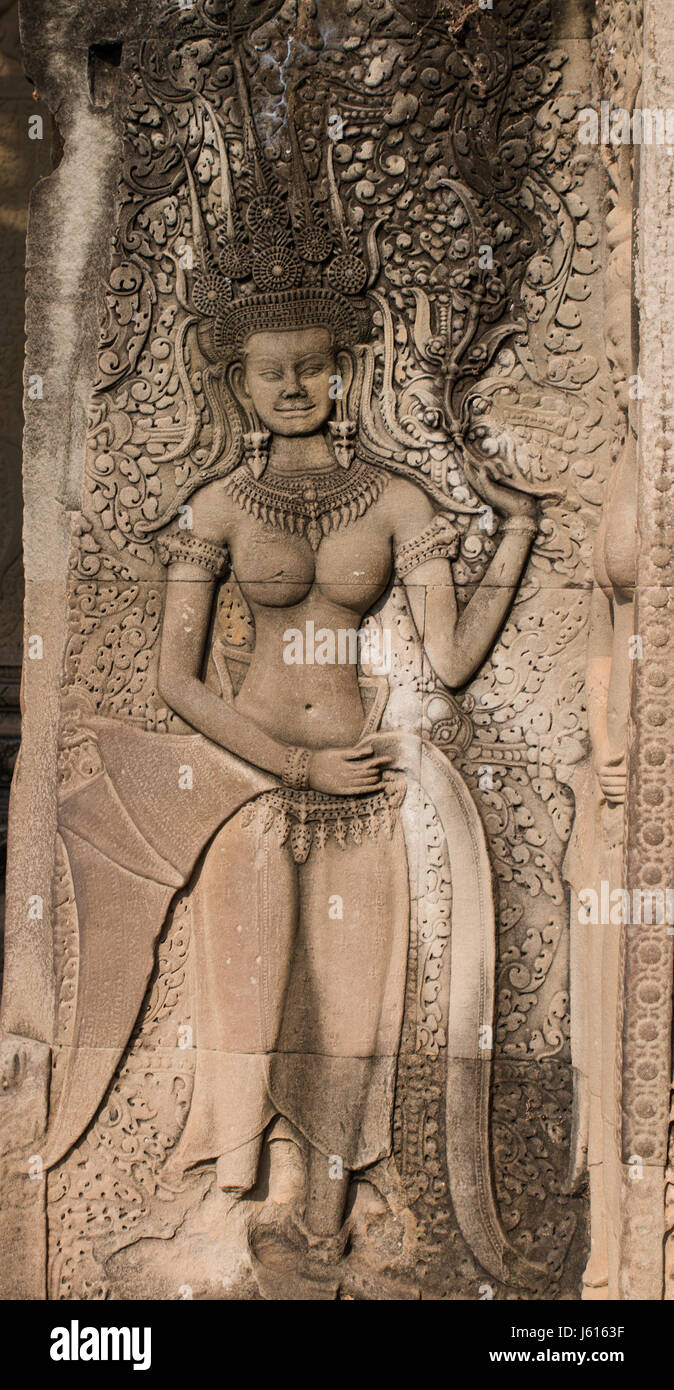 Vollen Schuss des Bass Reliefs einer Apsara, himmlische Nymphe in Angkor Wat Stockfoto