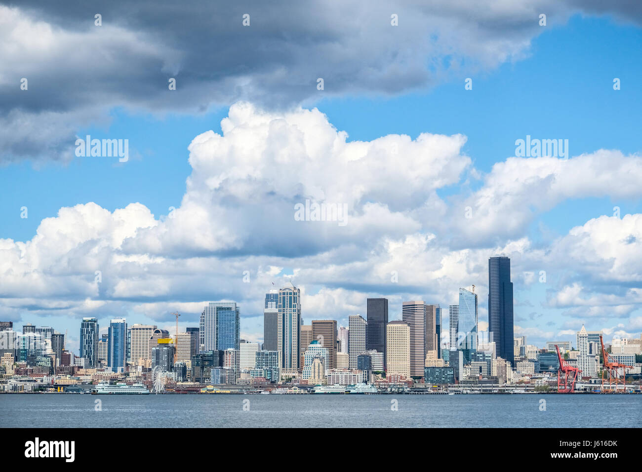 Seattle downtown Skyline-Blick über Elliot Bay, Washington, uns aus gesehen Stockfoto