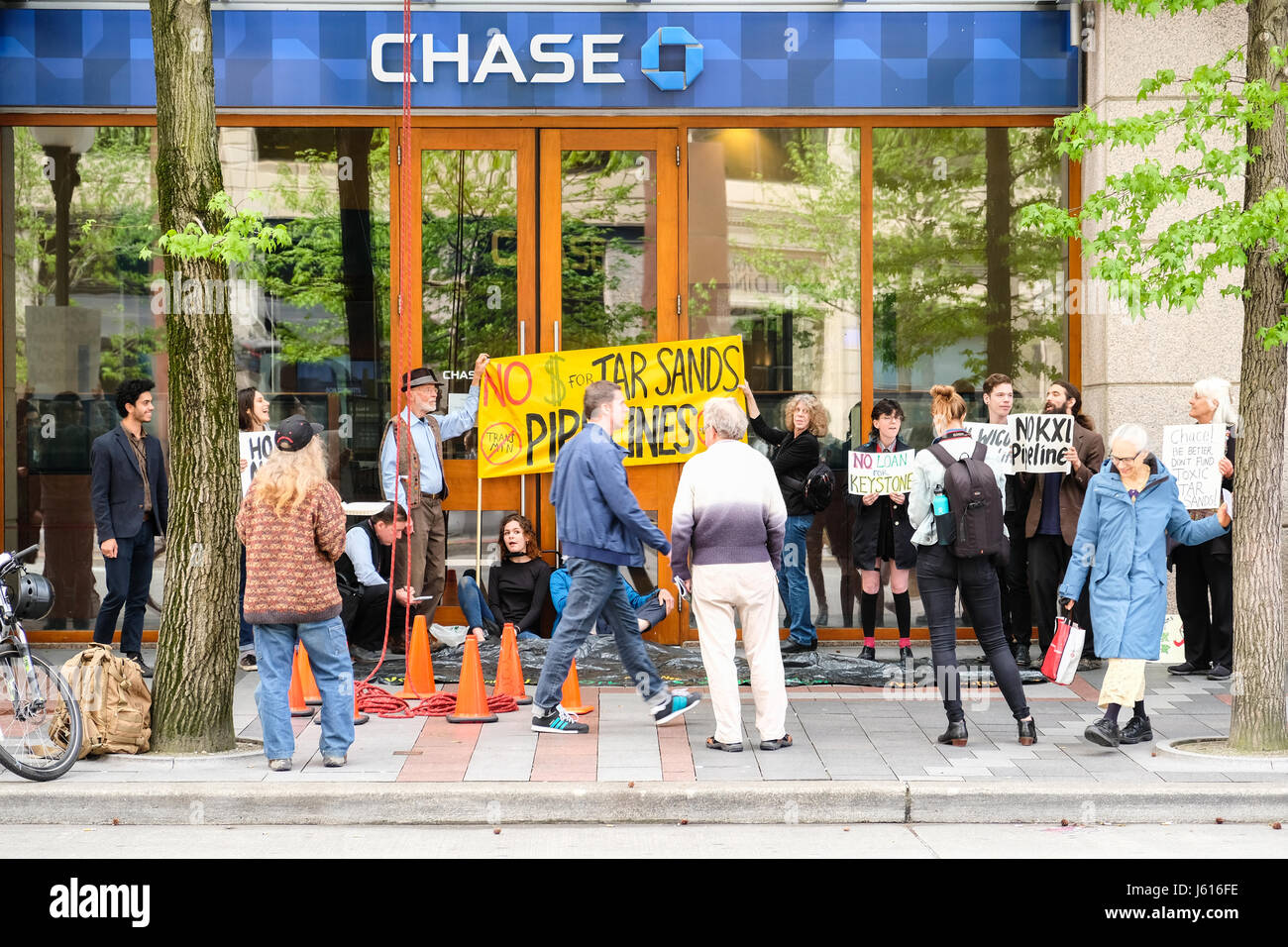 Menschen protestieren Tar Sands Pipeline vor Chase Bank, Seattle, Washington, USA Stockfoto