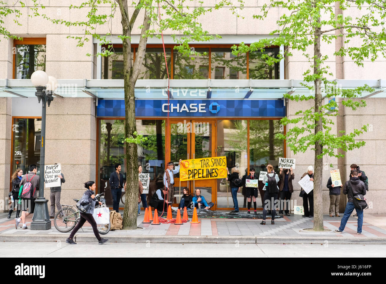 Menschen protestieren Tar Sands Pipeline vor Chase Bank, Seattle, Washington, USA Stockfoto