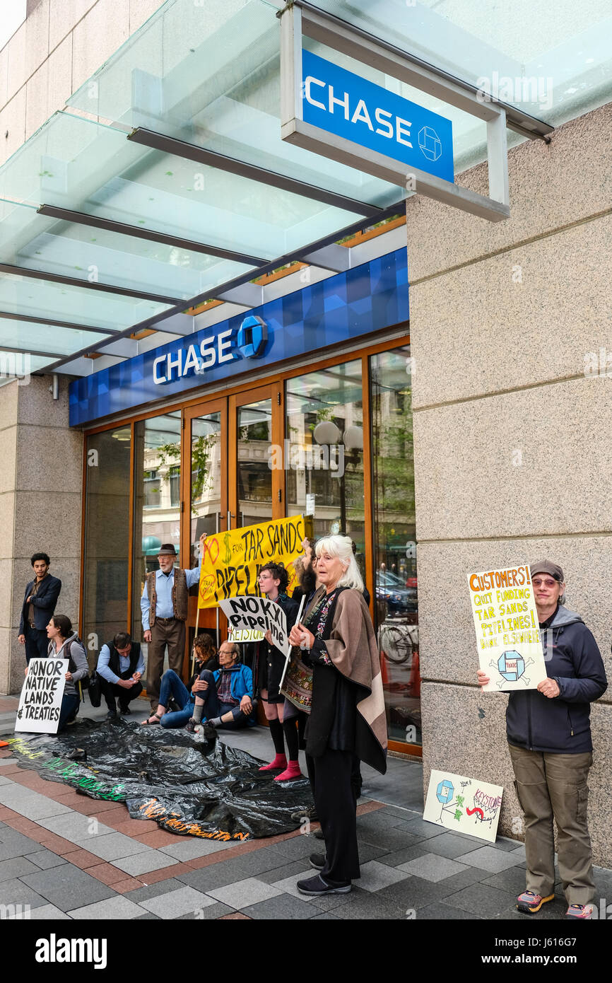 Menschen protestieren Tar Sands Pipeline vor Chase Bank, Seattle, Washington, USA Stockfoto