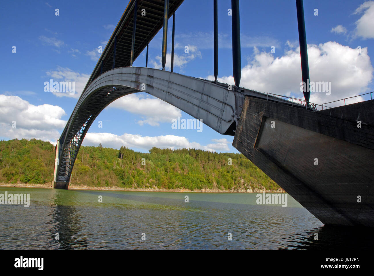 technische Brücke Bogen Bogen tschechische Fluss Wasser Bau blaue Stadt Stockfoto