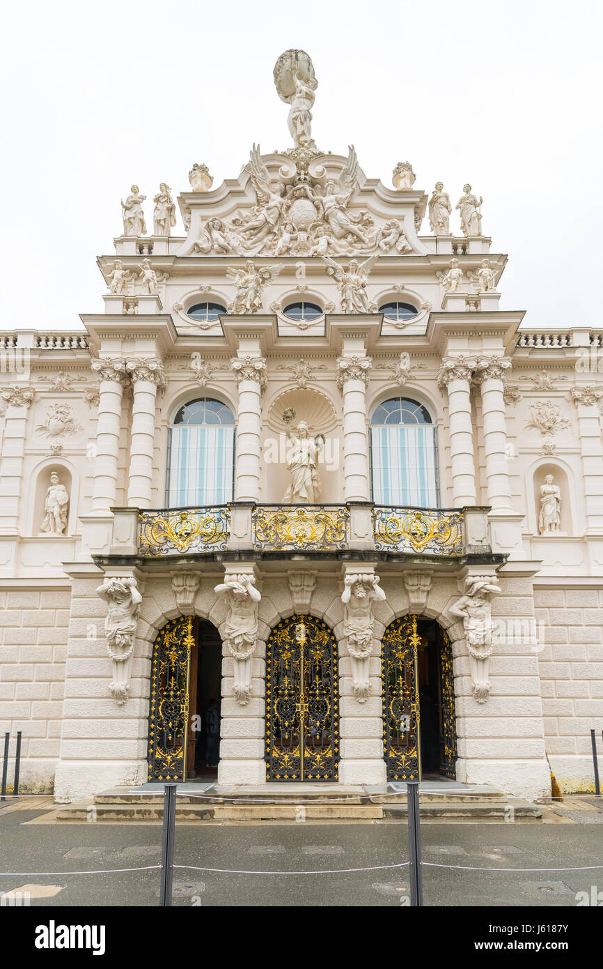 Detail der Fassade des Linderhof Schloss König Ludwig II in Bayern, Deutschland. Stockfoto