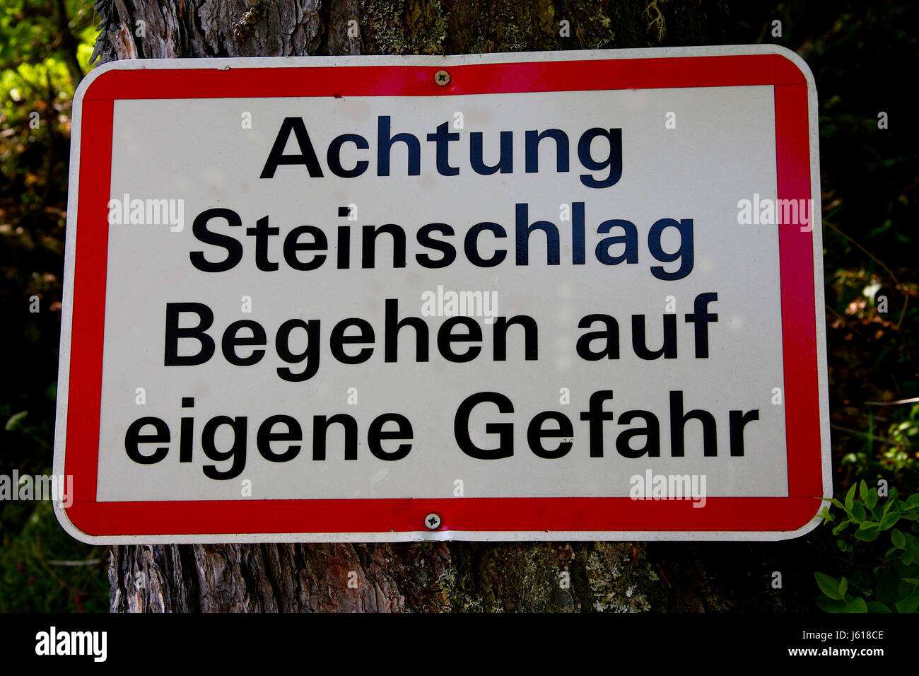 Gefahr Wanderung Wandern Wanderung Rambler fallenden Felsen Schild Straße Straße gefährlich Stockfoto