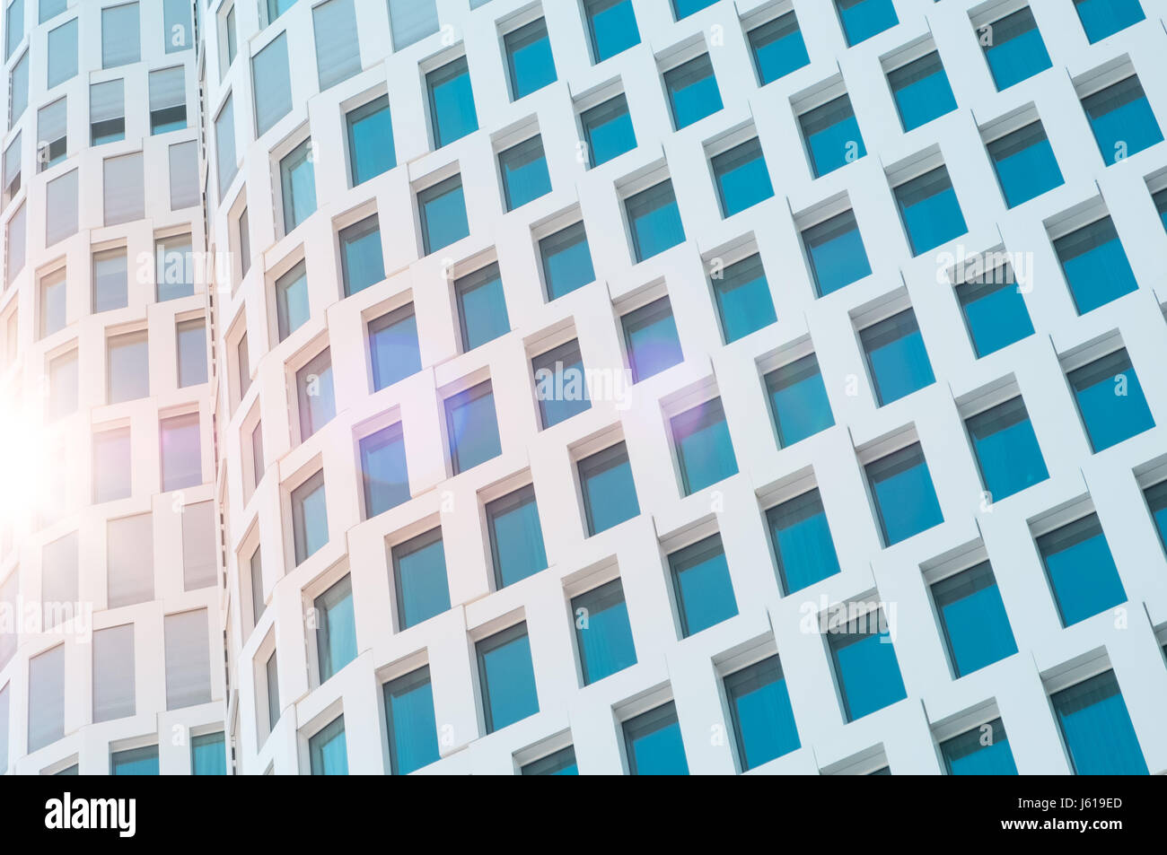 Hochhaus-Fassade mit Sonnenlicht Blendenfleck - Gebäude außen Stockfoto