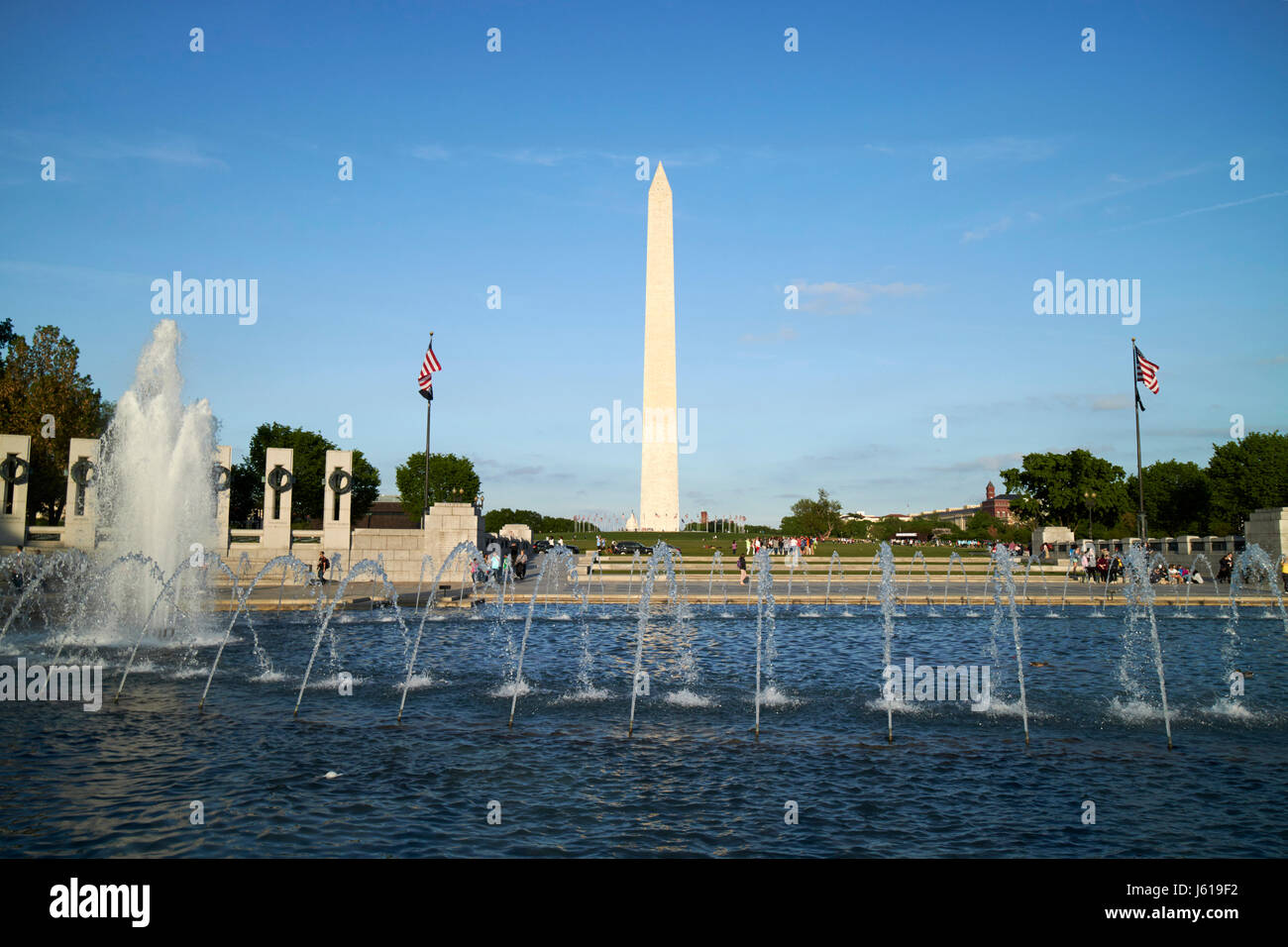 Memorial Pool und Brunnen der 2. Weltkrieg-Nationaldenkmal vor dem Washington Monument in Washington DC USA Stockfoto