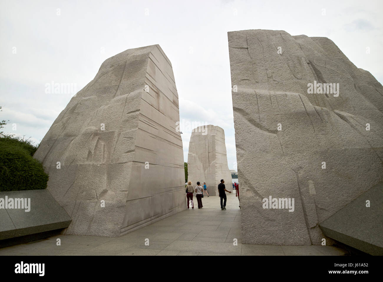 Besucher auf der Durchreise Berg der Verzweiflung Granitfelsen in der Martin Luther King Jnr Memorial Washington DC USA Stockfoto