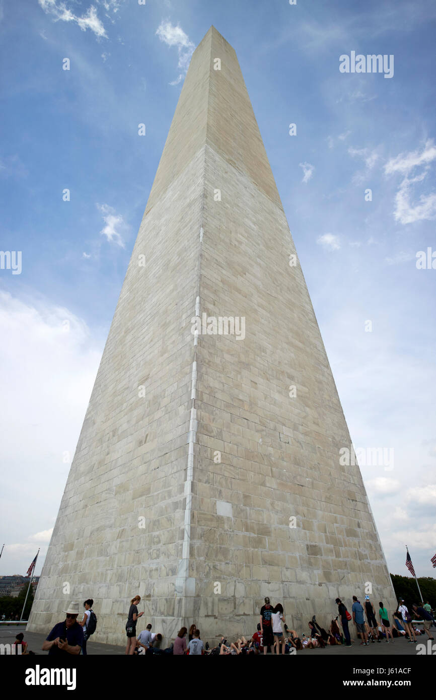 Touristen und Besucher an der Basis auf das Washington Monument in Washington DC USA Stockfoto