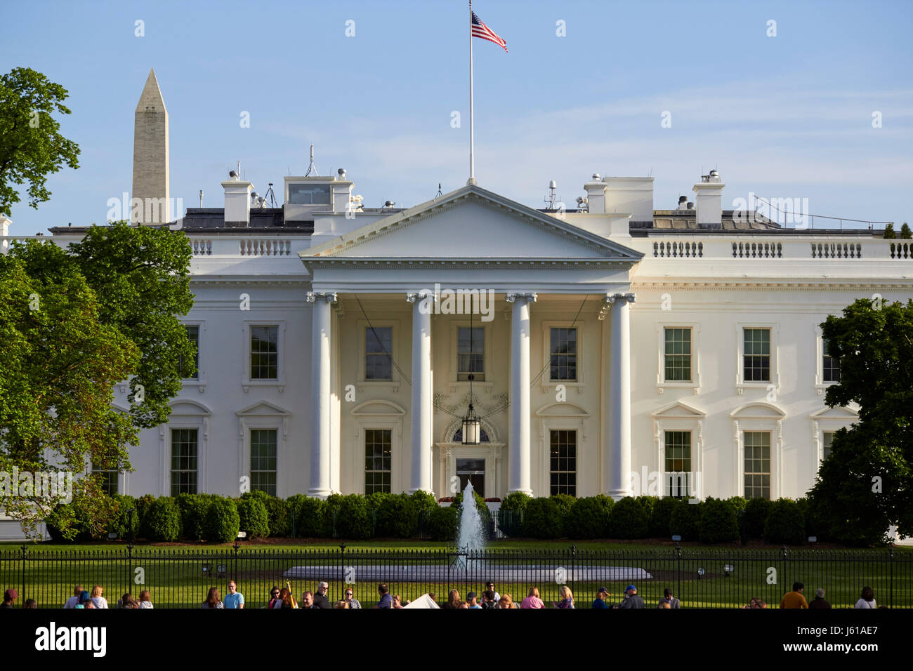 Nordfassade von Pennsylvania Avenue das Weiße Haus mit Washington Monument im Hintergrund Washington DC USA Stockfoto