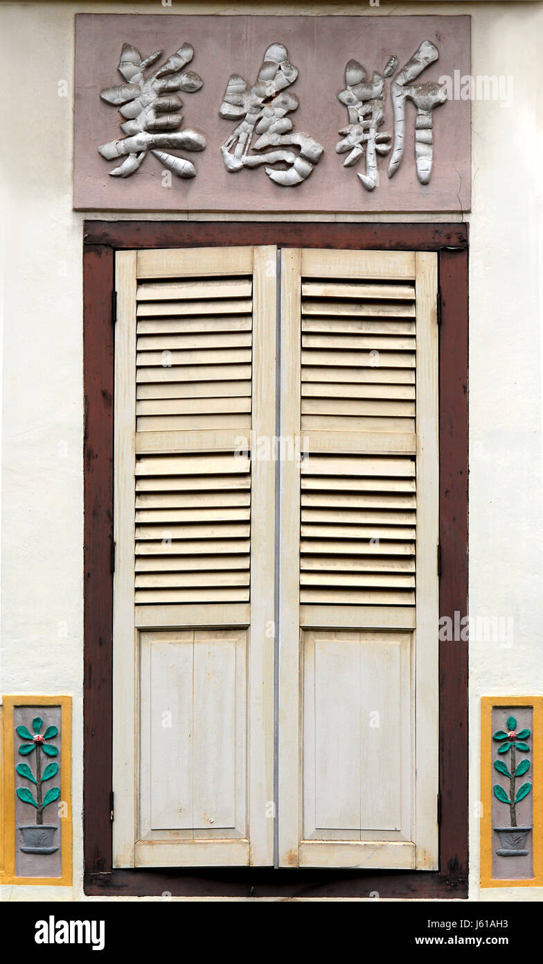 historische Fenster Bullauge Fensterbereich chinesische Dachgauben Hausbau Stockfoto