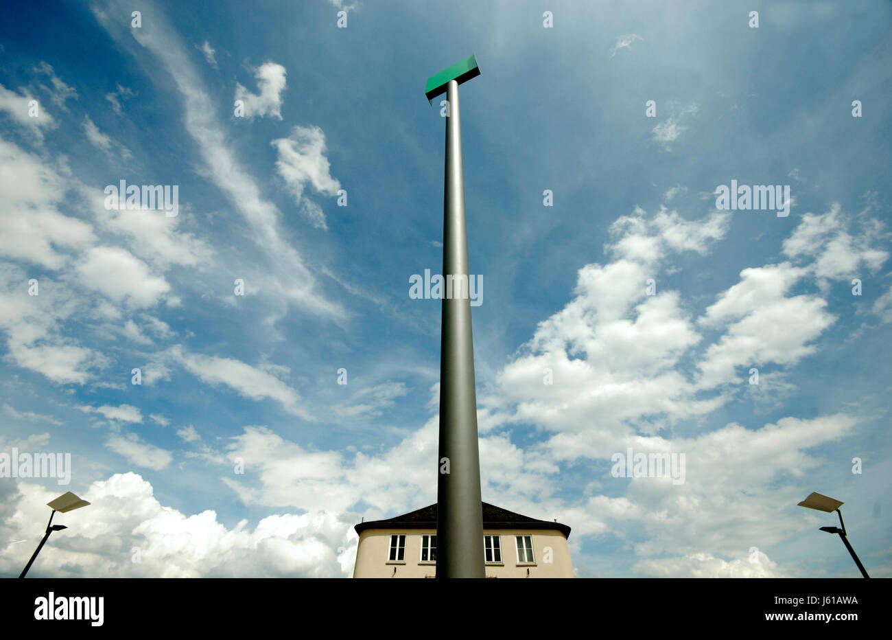 Blaues Haus Gebäude Köln Mast Firmament Himmel Wolken Würmer Auge Stockfoto