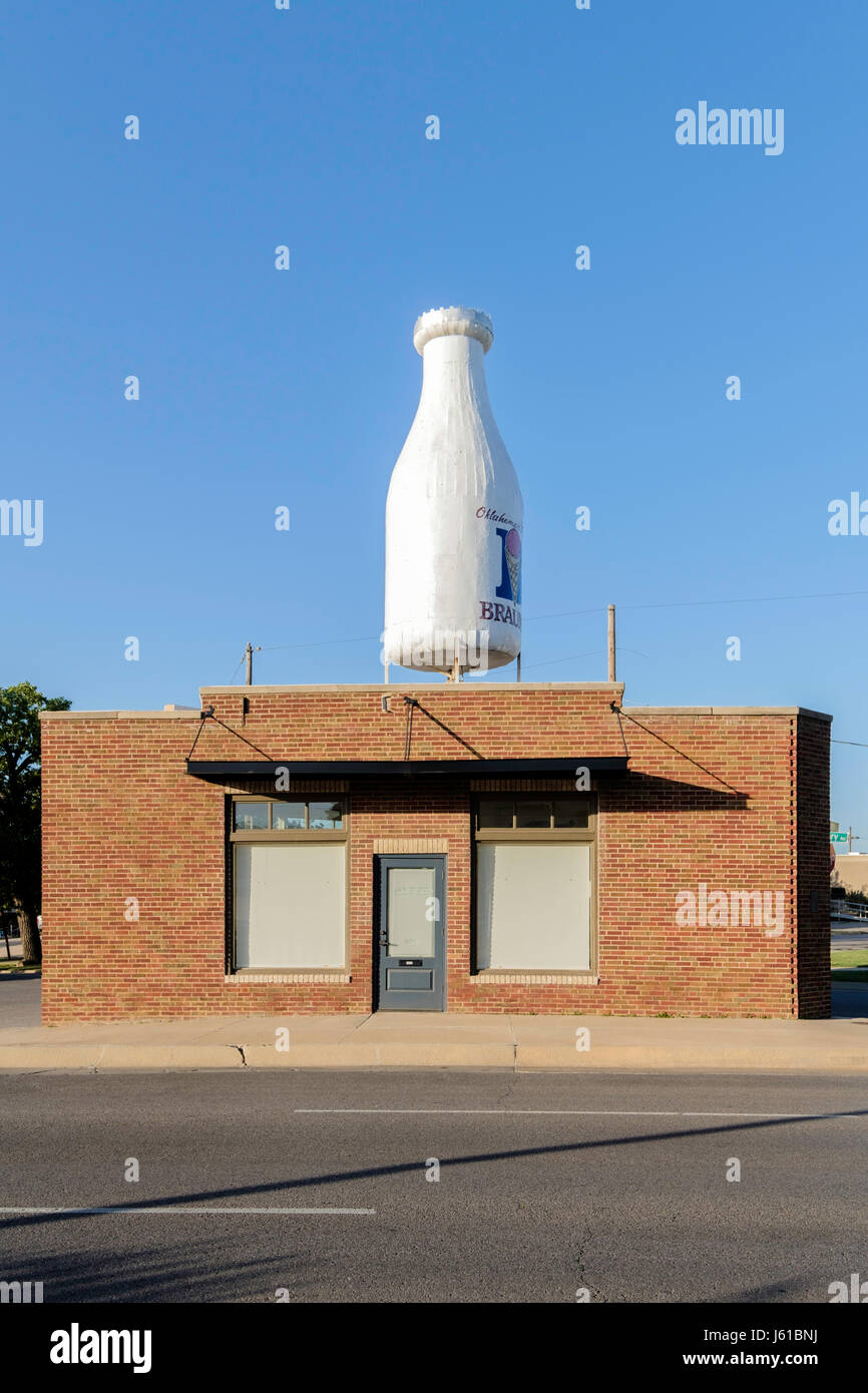 Die Milchflasche Gebäude, früher bekannt als die Milchflasche Supermärkte, befindet sich auf der Route 66 2425 Norden Classen Blvd. in Oklahoma City, OK, USA. Stockfoto