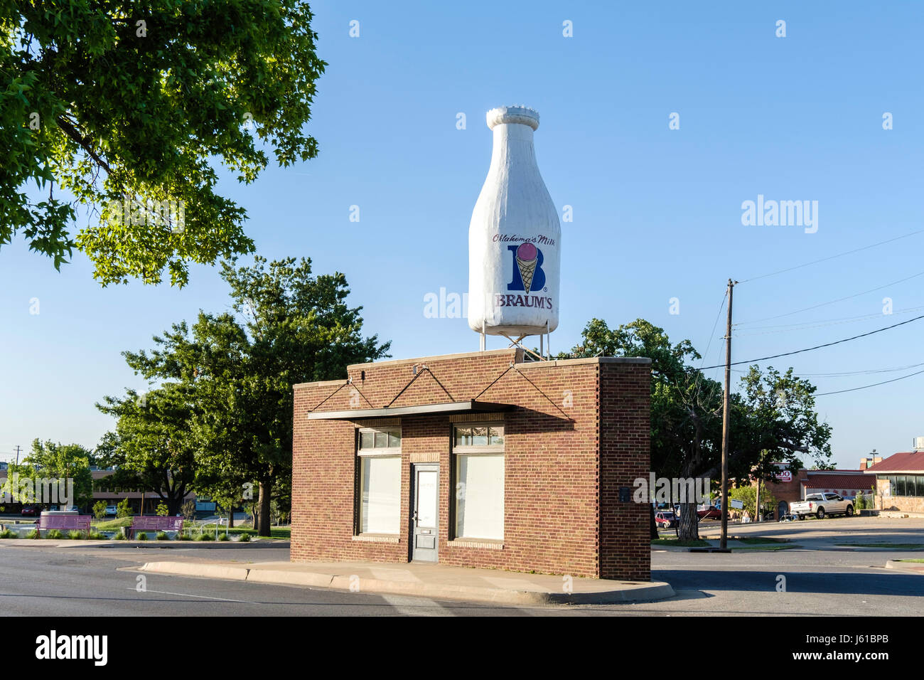 Die Milchflasche Gebäude, früher bekannt als die Milchflasche Supermärkte, befindet sich auf der Route 66 2425 Norden Classen Blvd. in Oklahoma City, OK, USA. Stockfoto