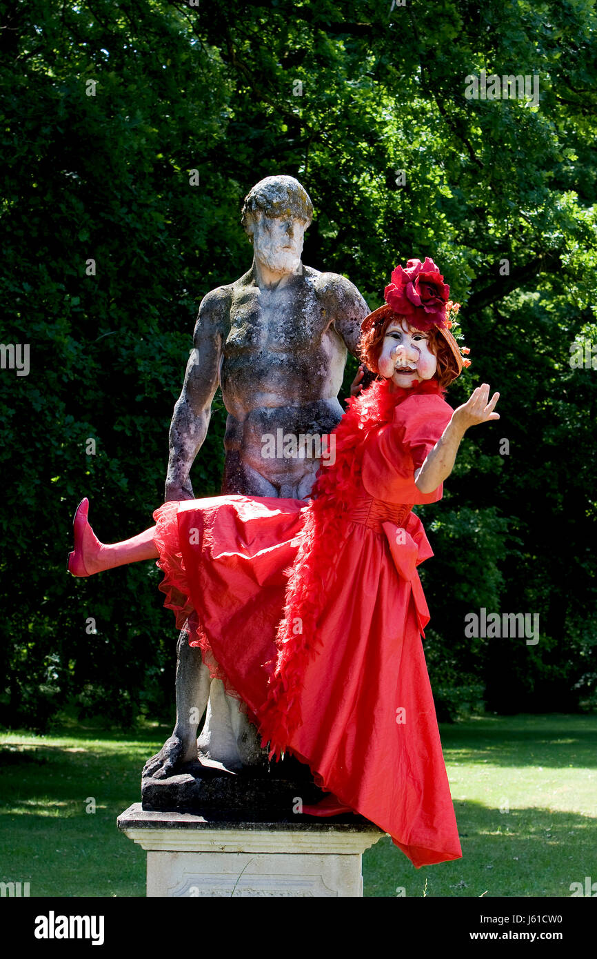 Statue Masken Kostüm Dress up-Wiener roten Pose Pflanze Statue Blumenhut witzig Stockfoto