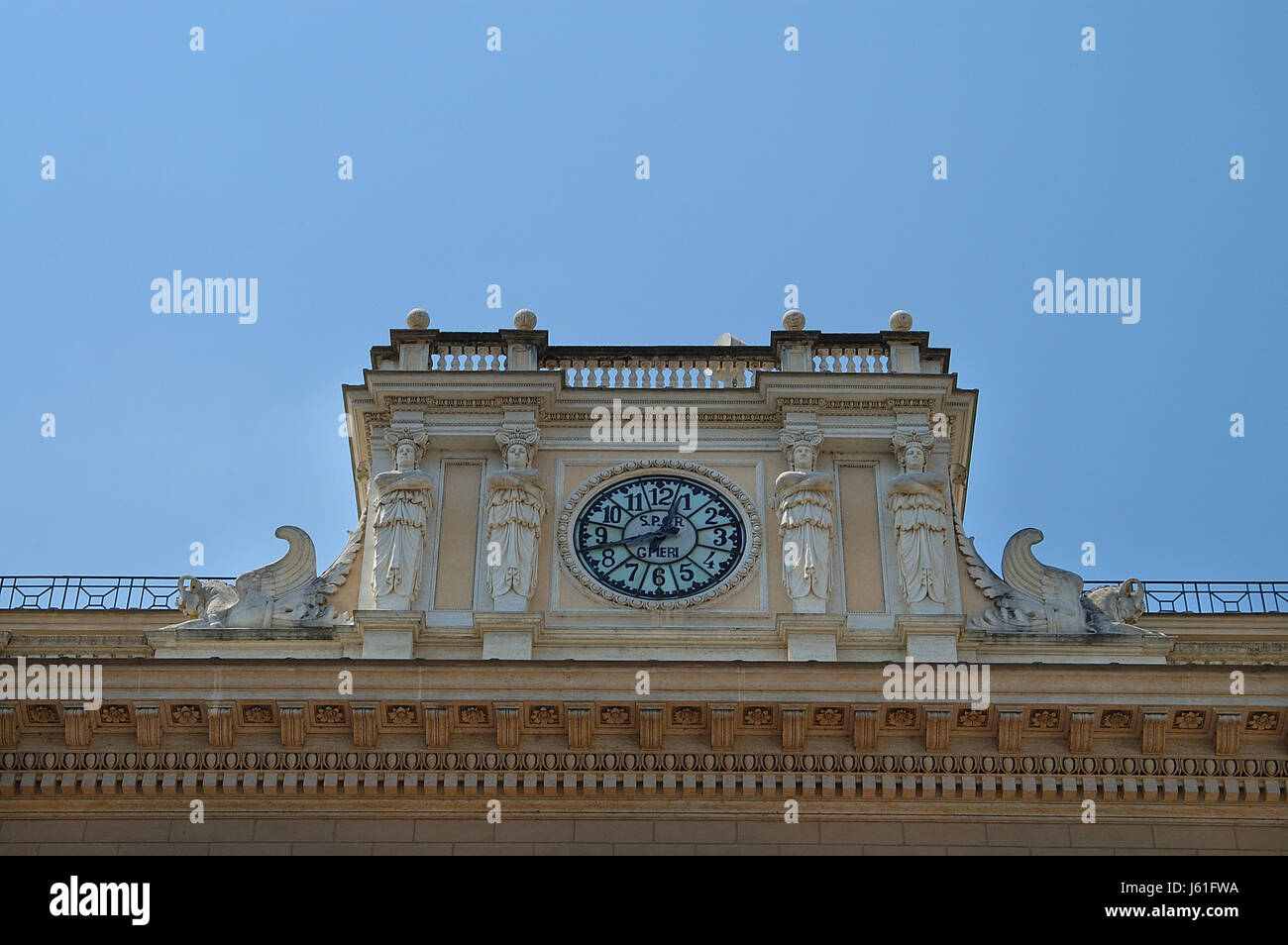 historischen Rom Roma Uhrzeit Gebäude Zeitung Zeitschrift Hausbau  Stockfotografie - Alamy