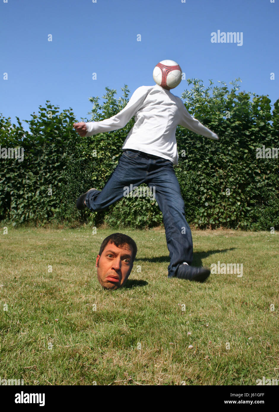 witzige Foto Zusammensetzung Angst lustige Kick Sport Sport Fußball Fußball  Kopf Gesicht Stockfotografie - Alamy
