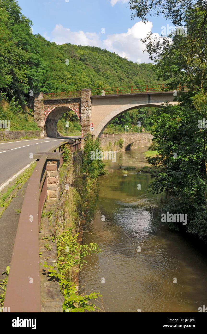 Fuß Natur Baum Bäume Berge Brücken Route Geländer Abgrenzung zu überbrücken Stockfoto