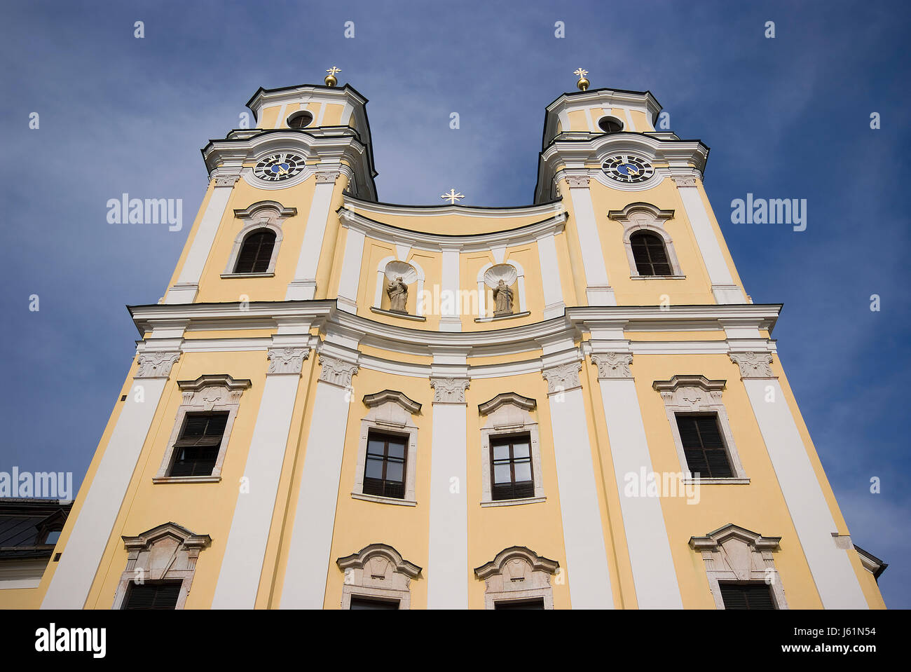 Österreicher katholische Basilika Kirchtürme historische Kirche Österreicher Sehenswürdigkeiten Stockfoto