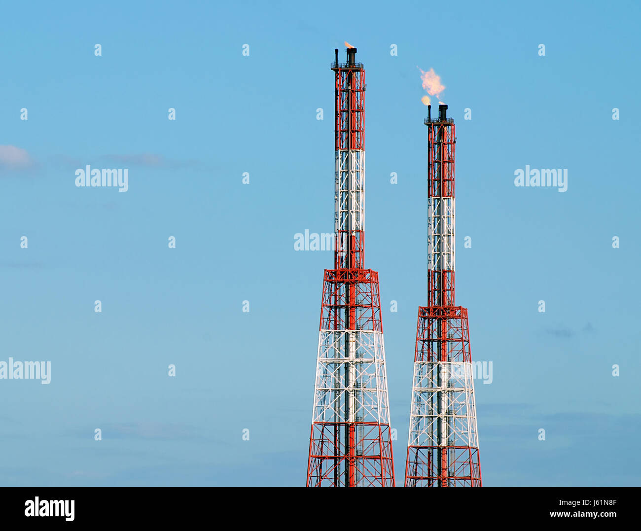 Turm Feuer Flächenbrand Flamme Flammen Gas Raffinerie brennen Explosion platzen Rauch Stockfoto