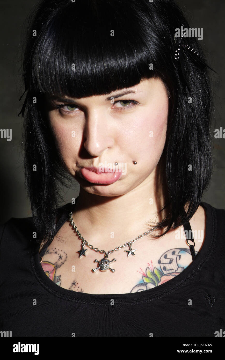 Frau traurig piercing Ausdruck Tattoo Tattoo Lippe beleidigt scathes ernst Dame Stockfoto