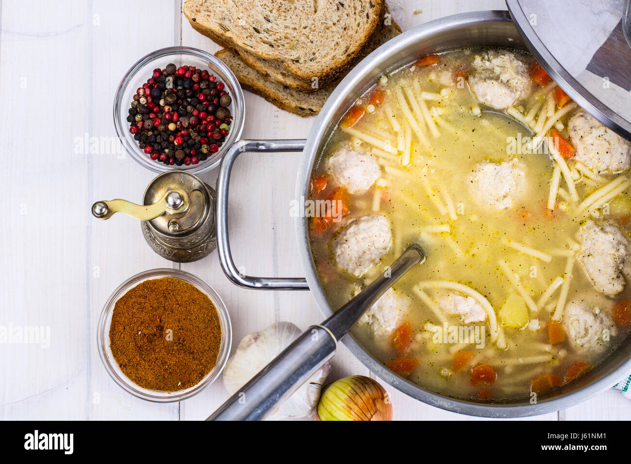 Fleischbrühe mit Frikadellen und Spaghetti in einem Topf Studio Photo Stockfoto