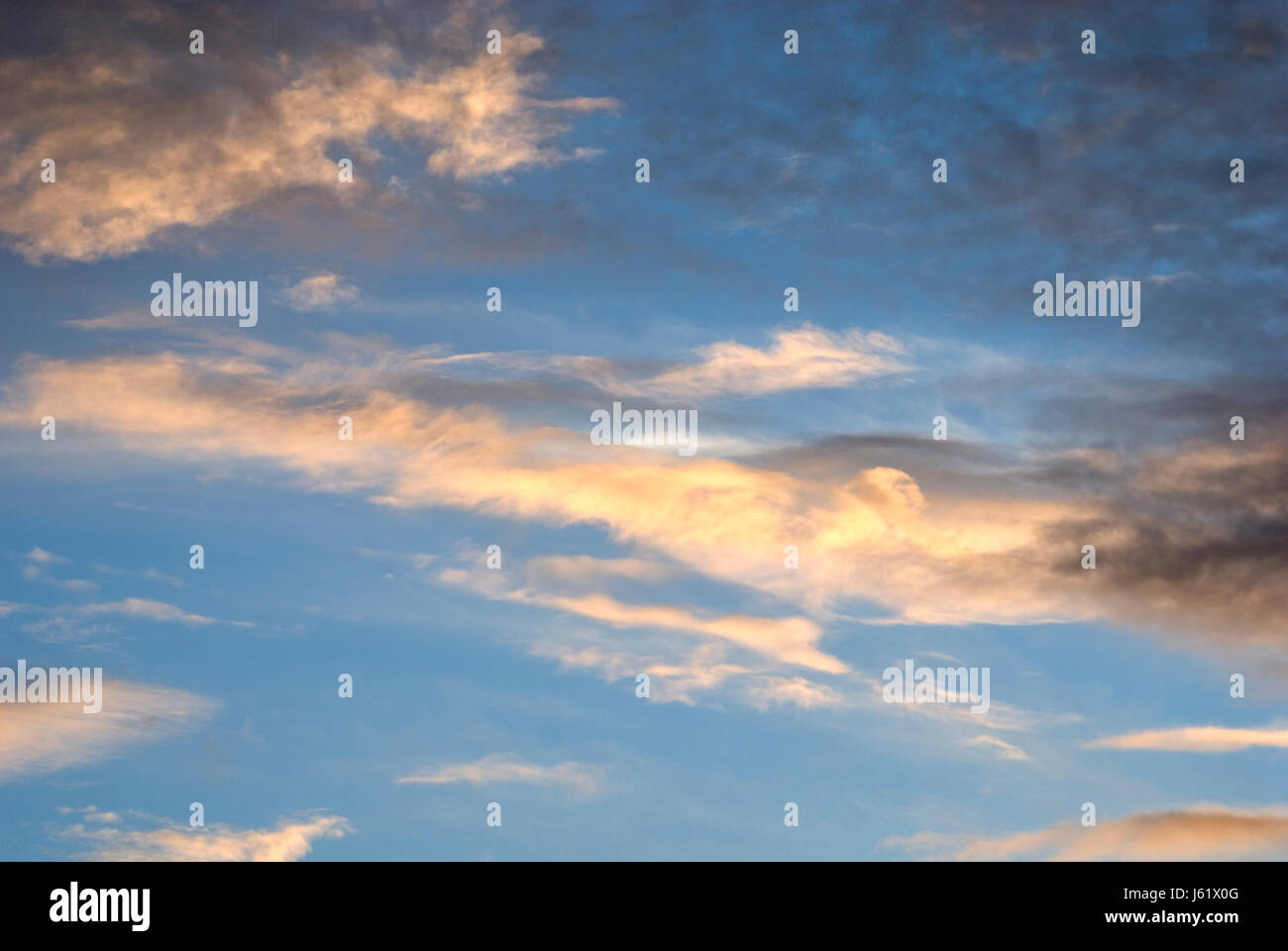 blauer Sommer sommerlichen Abend Firmament Himmel Natur Wolken Wetter Stimmung am Abend Stockfoto