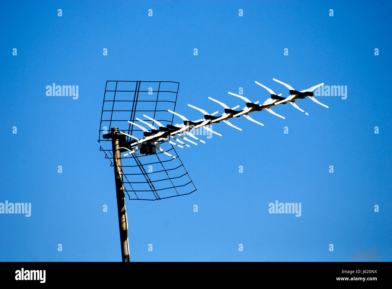 blaue Antenne empfangen Fernsehen Antenne Firmament Sky TV Empfang Stockfoto