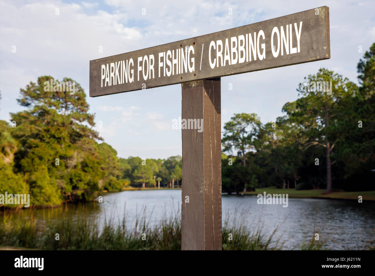 South Carolina, Beaufort County, Hilton Head Island, Sea Pines Plantation, South Beach, Resort, Schild, Lagune, Parkplatz nur zum Angeln, Beschränkung, SC Stockfoto