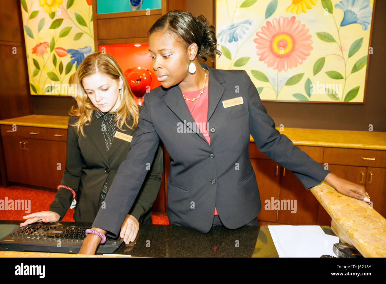 Charleston South Carolina, Marriott Charleston, Hotel, schwarze Frau Frauen Erwachsene Erwachsene, Angestellte, Rezeption, Check-in Reservierungen an der Rezeption Stockfoto
