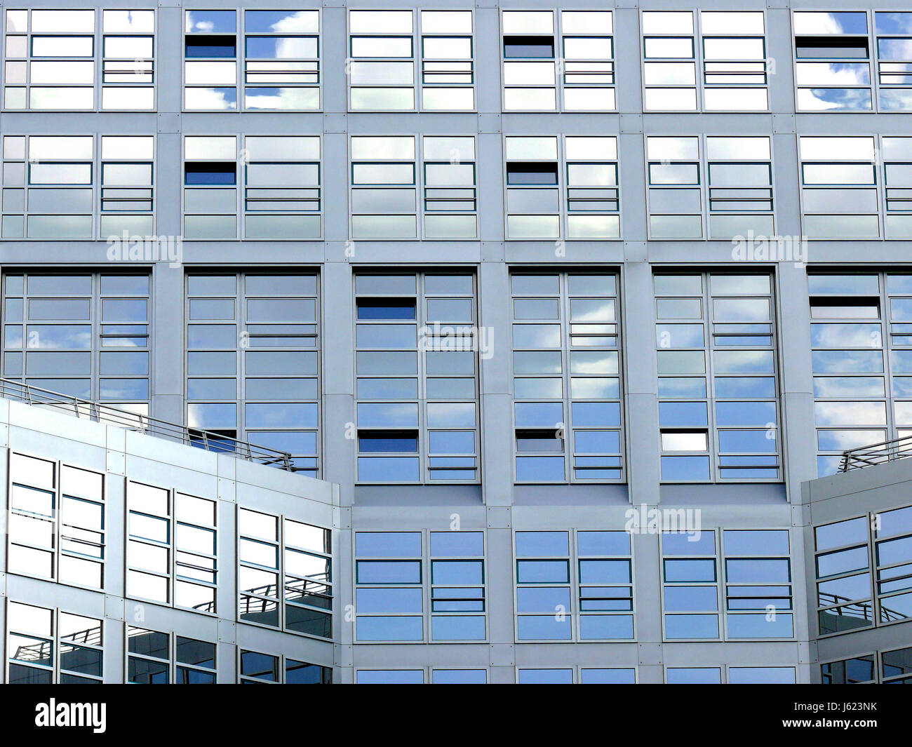 Moderne moderne Fenster Bullauge Dachgaube Fensterscheibe Fassadenstil der Spiegelung Stockfoto