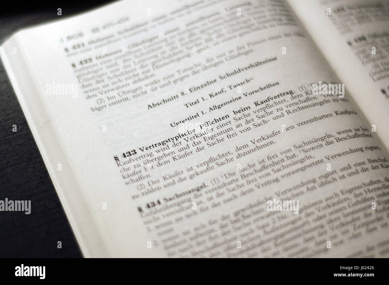 Absatz-Kaufvertrag Zahlen schwarze dunkelhäutige kohlschwarze tiefschwarze Schrift schreiben Stockfoto