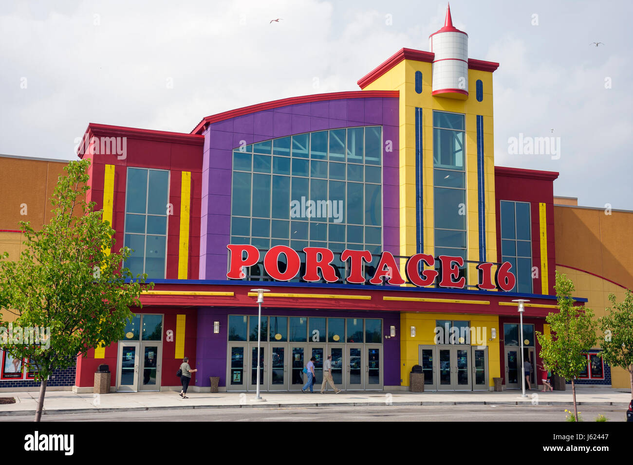 Portage Indiana, 16 IMAX, Kino-Komplex, modernes Gebäude, rot, lila, gelb, Unterhaltung, Eingang, Vorderseite, Außenseite, Vorderseite, Eingang, Design, gl Stockfoto