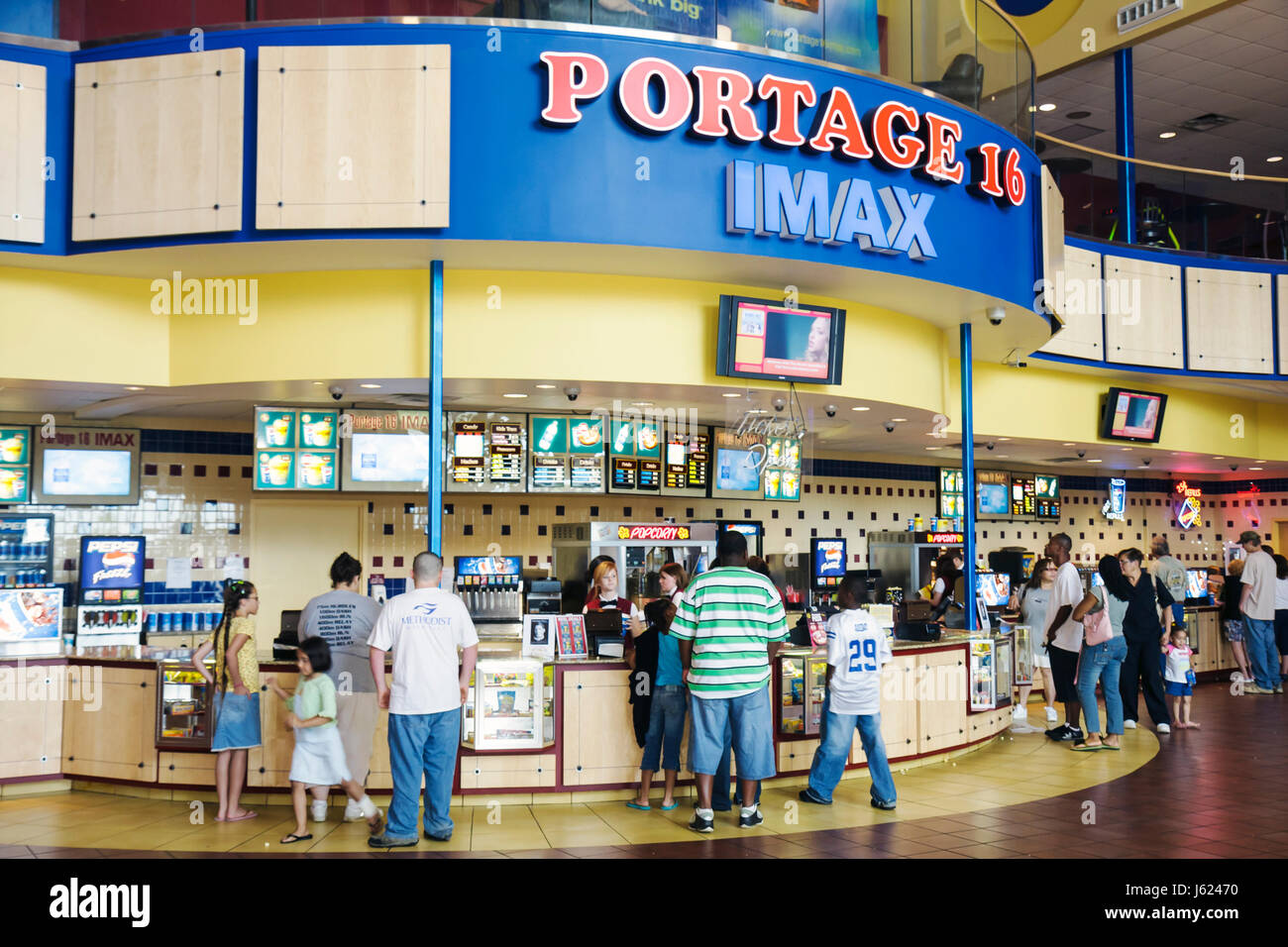 Portage Indiana, 16 IMAX, Kino-Komplex, Essen, Theke, Snacks, Snacks, Popcorn, Getränke, Getränke, Getränke, Familien, Unterhaltung, multikulturell Stockfoto