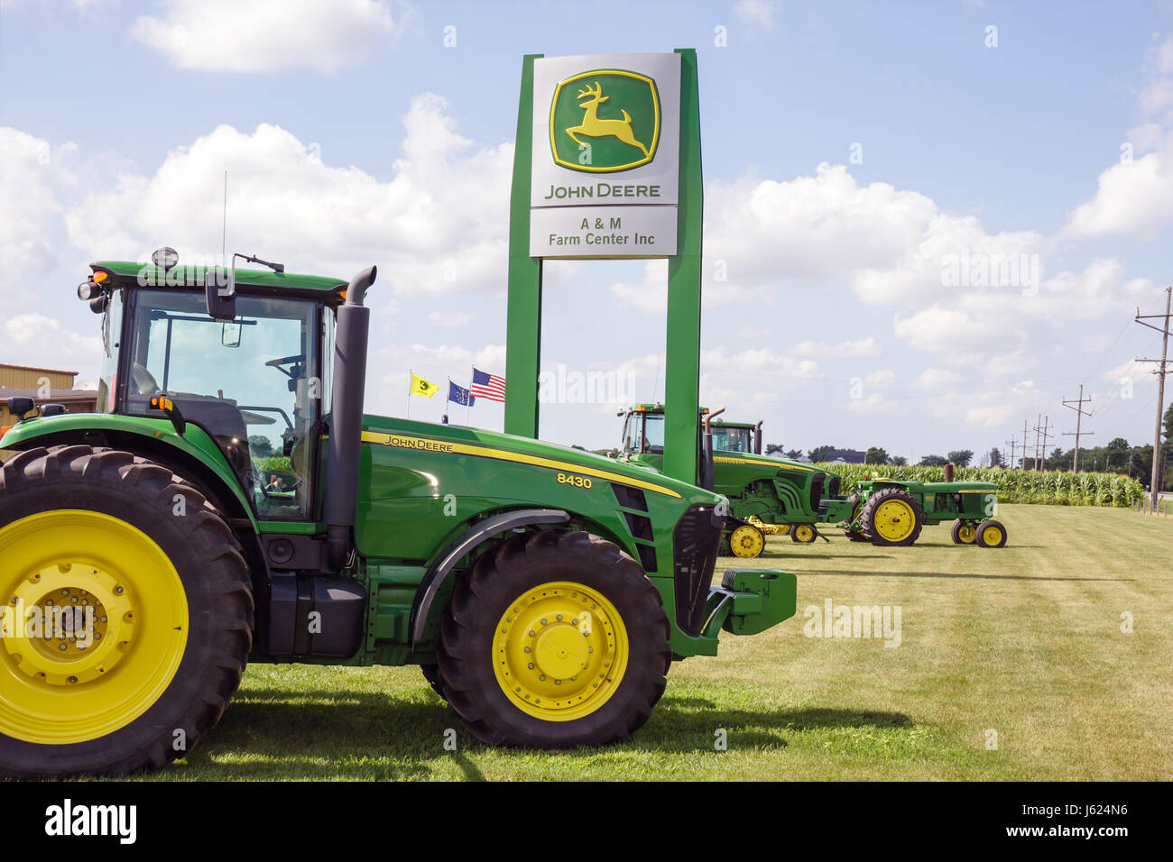 Indiana Kouts, John Deere, Traktor, grün, gelb, globales Unternehmen, Logo, Schild, Händlerbetrieb, Verkauf, landwirtschaftliche Ausrüstung, Agrotourismus, IN080720043 Stockfoto