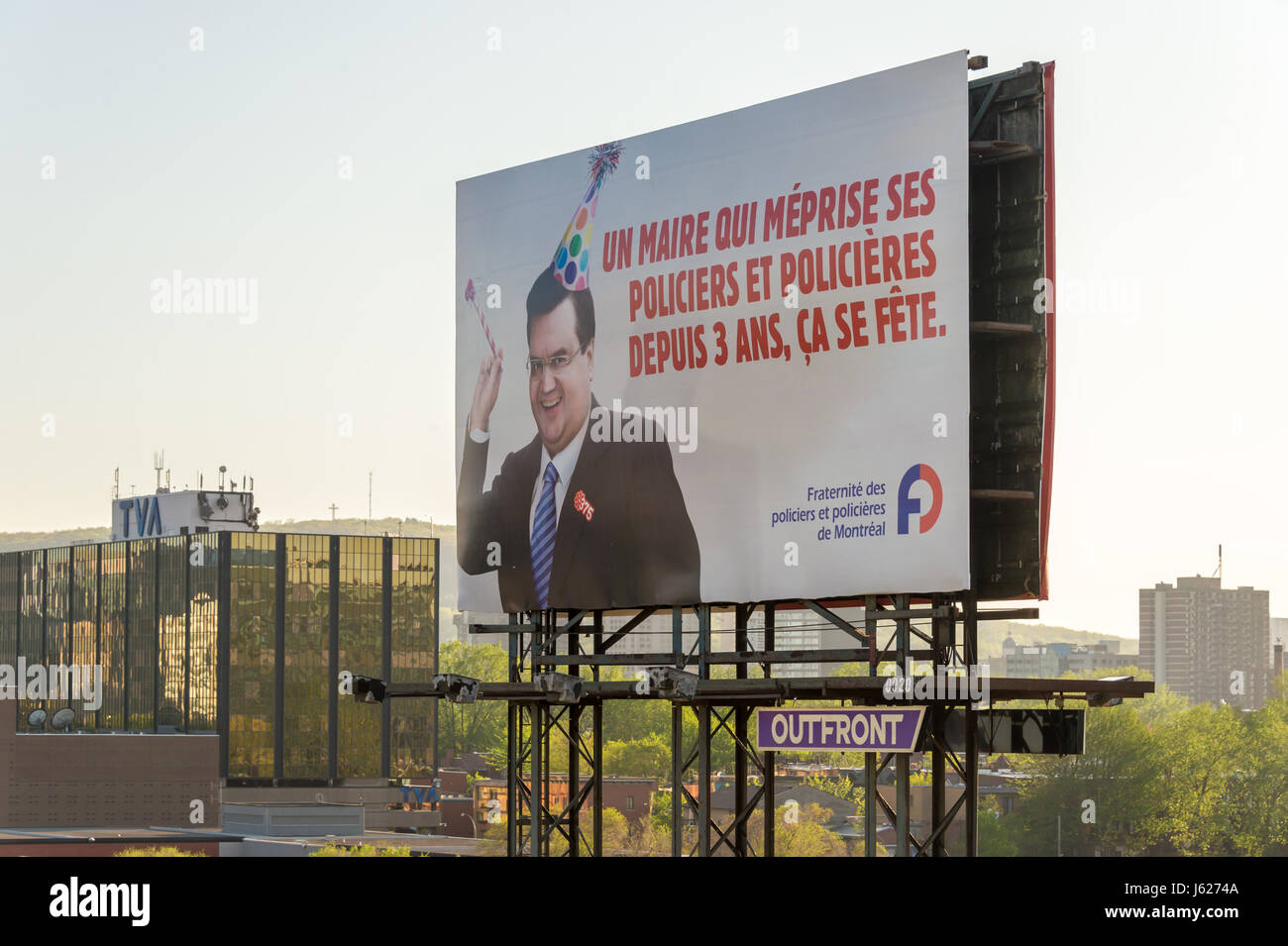 Montreal, Kanada. 18. Mai 2017. Polizei union Plakatwand zeigt Montreal Bürgermeister Denis Coderre einen Hut Party, mit dem sarkastischen Slogan "Einen Bürgermeister, der Verachtung für seine Polizisten zeigt, für drei Jahre müssen gefeiert werden." Bildnachweis: Marc Bruxelle/Alamy Live-Nachrichten Stockfoto