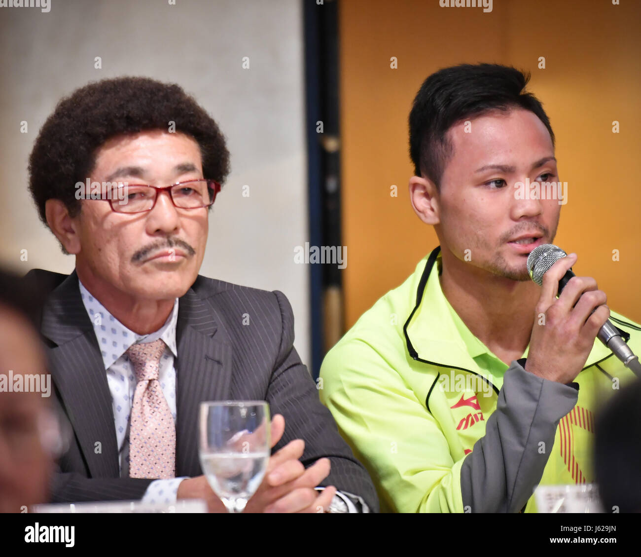 (L-R)   Yoko Gushiken, Daigo Higa, 18. Mai 2017 - Boxen: Daigo Higa von Japan besucht die Unterzeichnungszeremonie von seiner Welt Titelkampf mit Shirai Gushiken Sport Gym Vorsitzende Yoko Gushiken im Hotel Grand Palace in Tokio in zwei Tagen stattfinden. (Foto von Hiroaki Yamaguchi/AFLO) Stockfoto